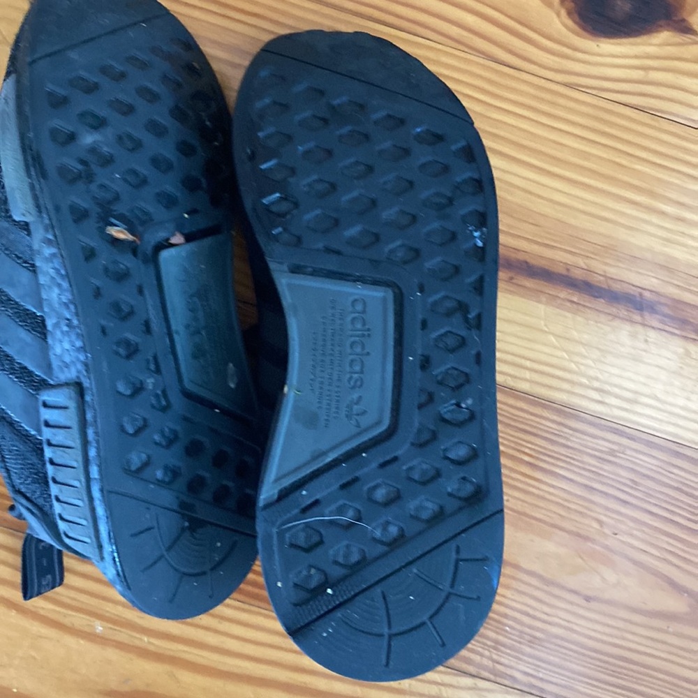 Addidas NMD size 4 youth black - Picture 3 of 5